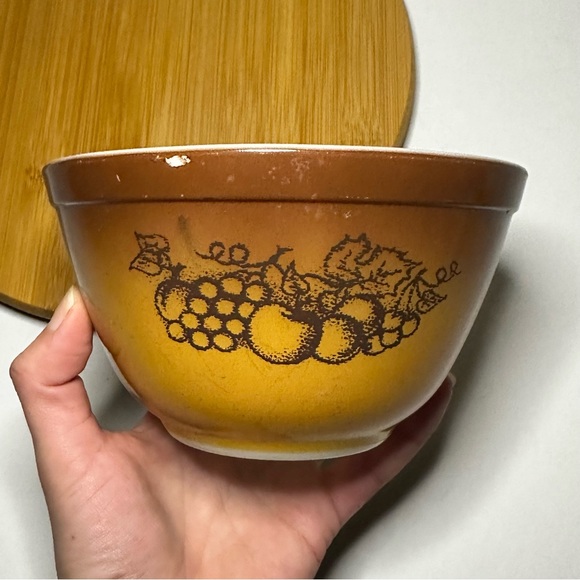 Vintage Pyrex Old Orchard Brown 401 Mixing Nesting Bowl, fruit pattern, 1.5 pint - Picture 7 of 10